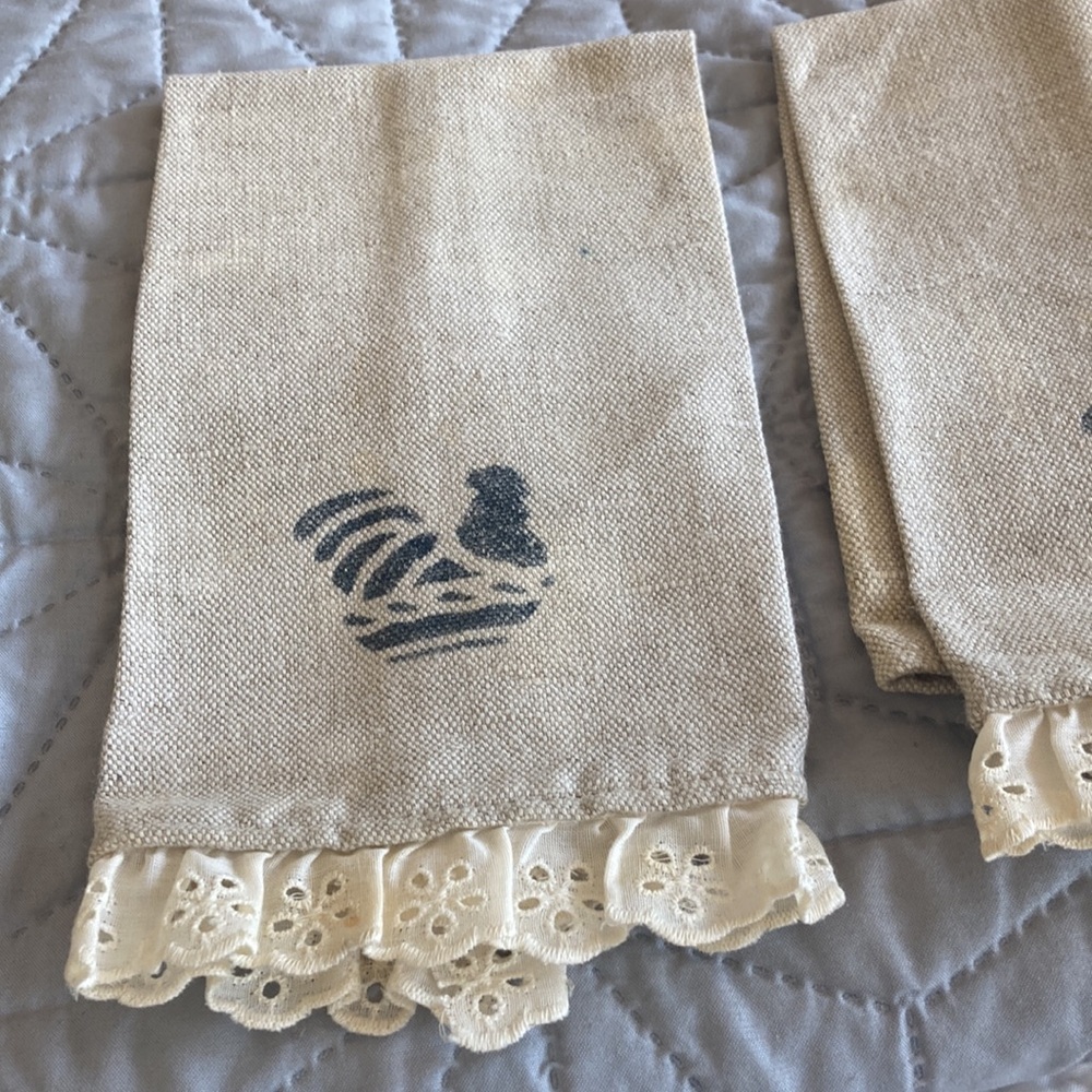 Rustic Beige Tea Towels with stenciled navy hens Design 1980s vintage - Picture 4 of 6
